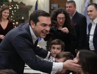 «Τα παιδία παίζει» - Ο Α. Τσίπρας ζωγραφίζει με νήπια - Έφερε και μάγο για να δουν μαγικά